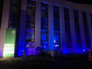 青く照らされた安中市役所本庁舎の画像
