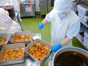 チキンソテーに梅ソースをかけています