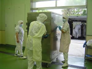 コンテナをトラックにのせる