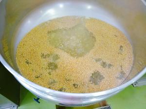 大豆は朝からコトコト煮てもどします