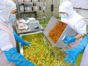 大豆は下味をつけてサラダにいれます