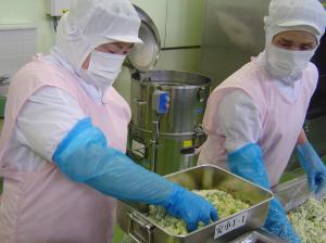 豆まめチーズサラダを盛り付け