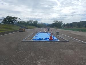 走り幅跳びの助走路と砂場