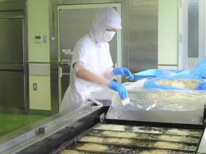 中学生がフライを揚げる