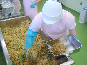 中華サラダを配食