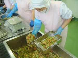 大豆サラダを配食する。