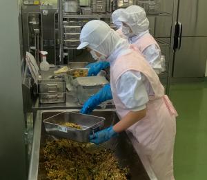 小松菜サラダを配食する