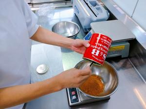 カレー粉を計っています