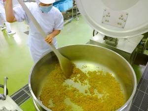 挽肉にカレー粉を入れて炒めています