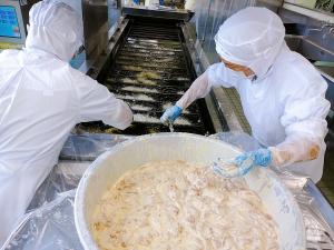 鶏の天ぷらを揚げています