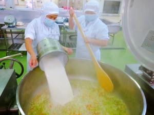 みそ汁に牛乳を入れています