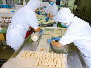 春巻きを作っています