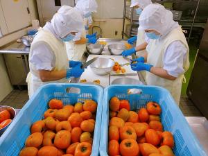 ひとつひとつ皮をむいています