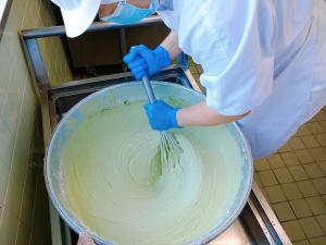 くわの葉を入れて生地をつくります