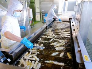 さんまを揚げています