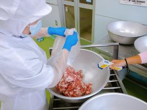 豚肉の品温を確認しています