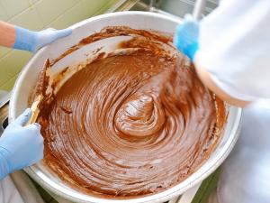 ガトーショコラの材料を混ぜます