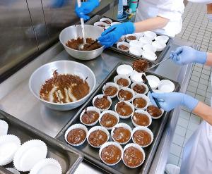 カップに生地を入れます