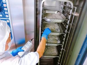 サラダに入れるじゃこを蒸しています