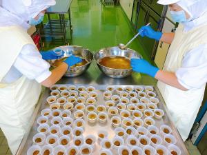 ゼリー液をそそぎます