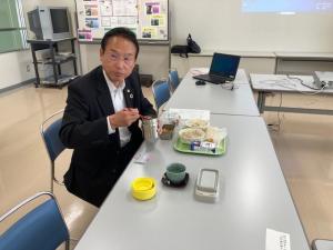 市長がアレルギー食を試食