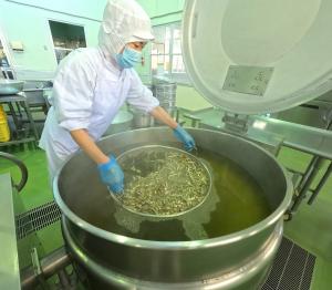 にぼしとこんぶで出汁をとる