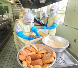 梅揚げパン砂糖をまぶす