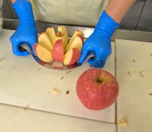 リンゴをカットする
