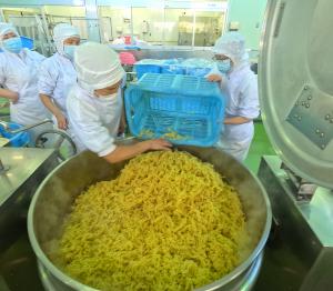 やきそばをのせる