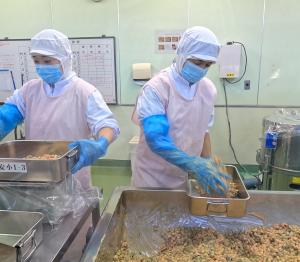 コロコロサラダを配食