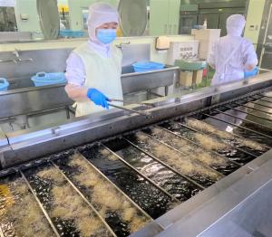 さつまいもを揚げる