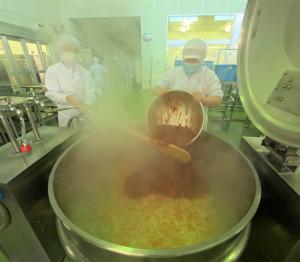 トマト缶を入れる