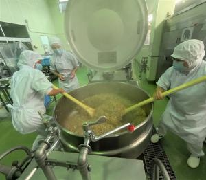 きんぴらを炒める