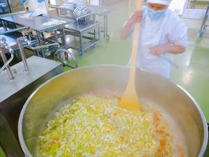 白菜をたくさん入れてコンソメスープを作ります