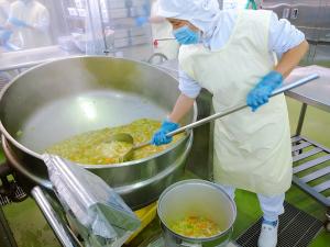 白菜のコンソメスープを配食しています