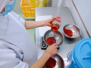 豆板醬をはかっています