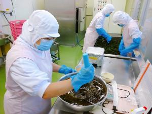 サラダのドレッシングを作っています