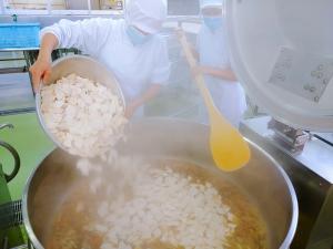 南部せんべいを入れているところ