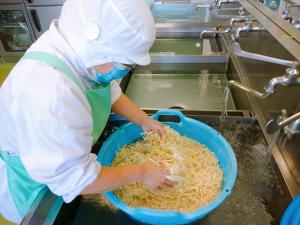 えのきたけを洗っています