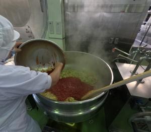 トマト缶を入れる