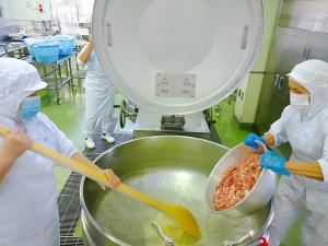 群馬県産の豚肉を入れて炒めます