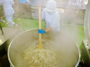 きのこを入れて炒めます