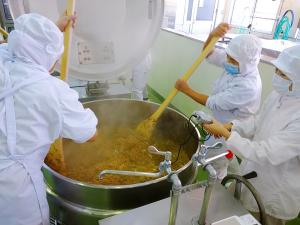 焼きそばを作っています