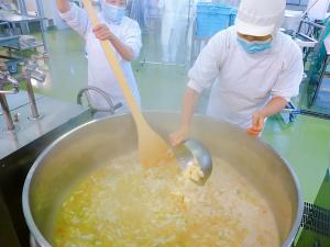 石狩汁はバターを入れて仕上げます