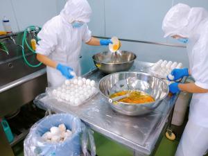 卵を割っています