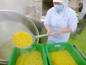 ペンネをゆでています