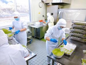 抹茶と甘納豆を入れて蒸しパンを作っています