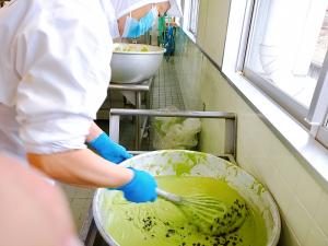 蒸しパンの生地を作っています