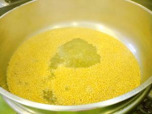 大豆を朝からコトコトにています