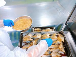 さばにごまをたっぷりかけています